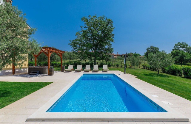Stunning private villa for 8 people with WIFI, hot tub, private pool, A/C, TV and patio