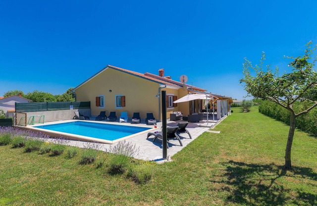 Stunning private villa for 10 guests with WIFI, A/C, private pool, TV and terrace