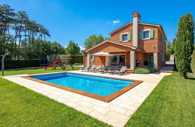 Stunning private villa for 6 guests with private pool, WIFI, A/C, TV, terrace and parking