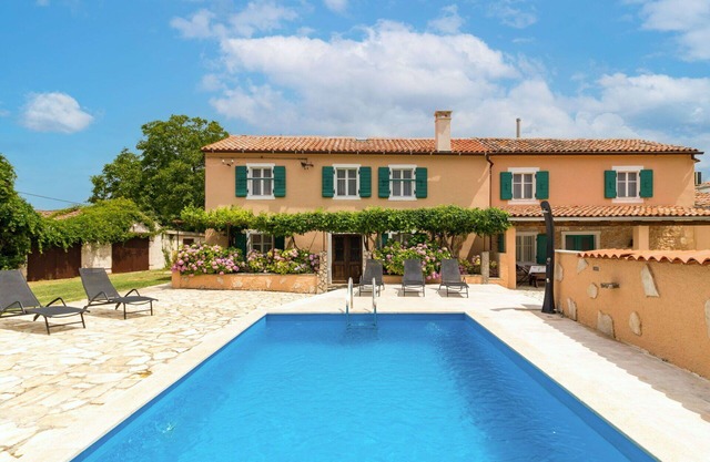 Stunning private villa for 9 guests with A/C, WIFI, private pool, TV, terrace and pets allowed