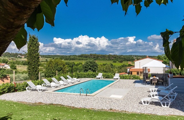 Stunning private villa for 10 people with WIFI, A/C, private pool, TV and terrace