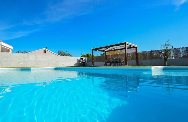Stunning private villa for 6 guests with A/C, WIFI, private pool, TV, terrace and parking