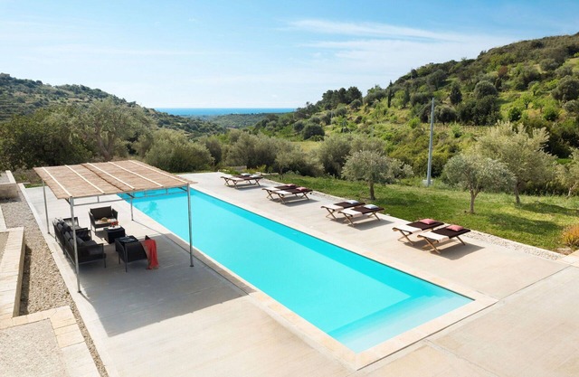 Stunning private villa for 9 people with A/C, WIFI, private pool, TV, terrace and panoramic view