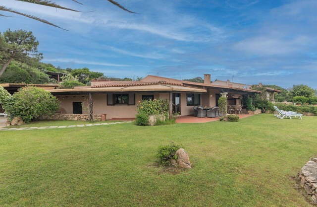 Stunning private villa for 8 guests with A/C, TV, terrace and parking