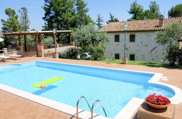 Stunning private villa for 10 guests with private pool, WIFI, A/C, TV, patio and pets allowed