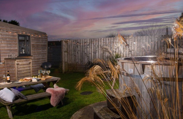 Stunning private villa for 4 guests with WIFI, hot tub, TV, pets allowed and panoramic view