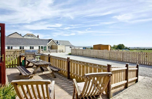 Stunning private villa for 8 guests with WIFI, hot tub, TV, patio and pets allowed