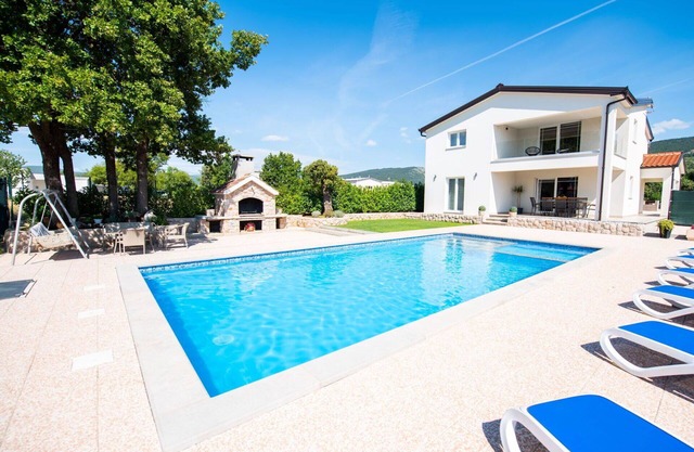 Stunning private villa for 12 people with A/C, private pool, WIFI, TV and terrace