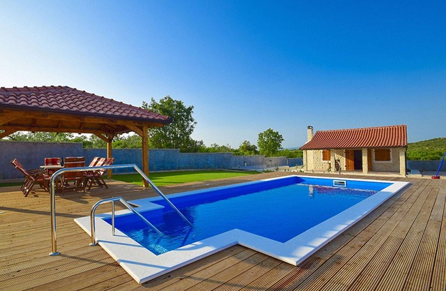 Stunning private villa with hot tub, A/C, private pool, WIFI, TV, patio and pets allowed