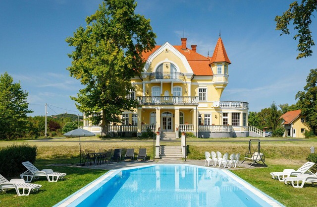Stunning private villa with WIFI, private pool, TV, terrace, pets allowed, panoramic view, parking