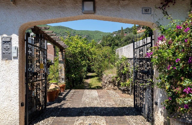 Stunning private villa for 6 people with WIFI, pets allowed and parking