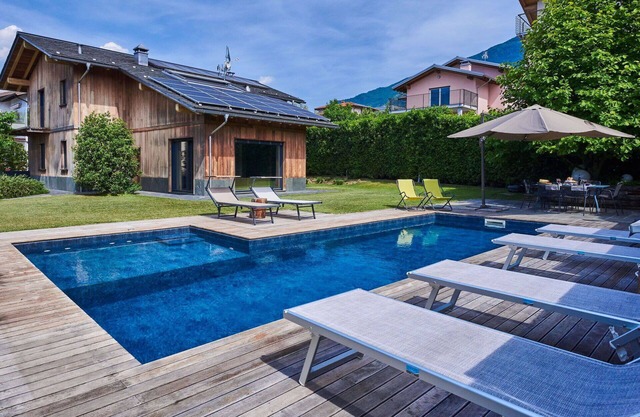 Stunning private villa with WIFI, private pool, A/C, hot tub, TV, patio and pets allowed