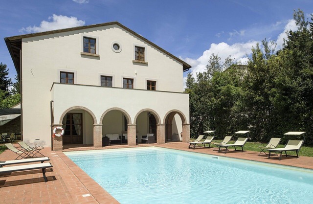 Stunning private villa for 10 people with A/C, private pool, hot tub, WIFI, TV and patio