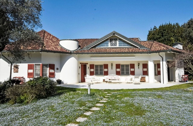 Stunning private villa with private pool, A/C, WIFI, hot tub, TV, patio, pets allowed and parking