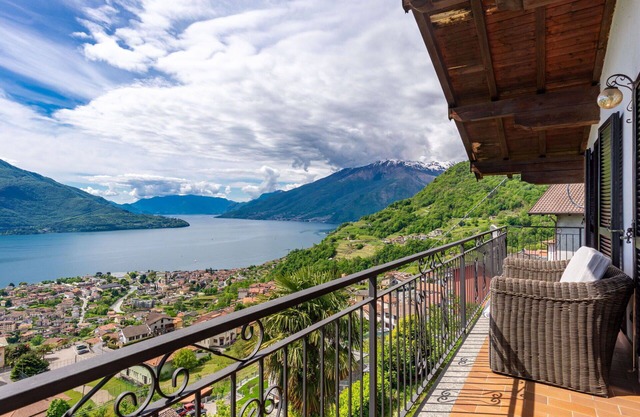 Stunning private villa for 12 guests with WIFI, TV and patio