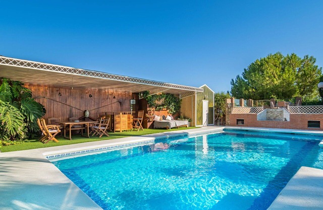 Stunning private villa with hot tub, private pool, A/C, WIFI, TV, patio and pets allowed