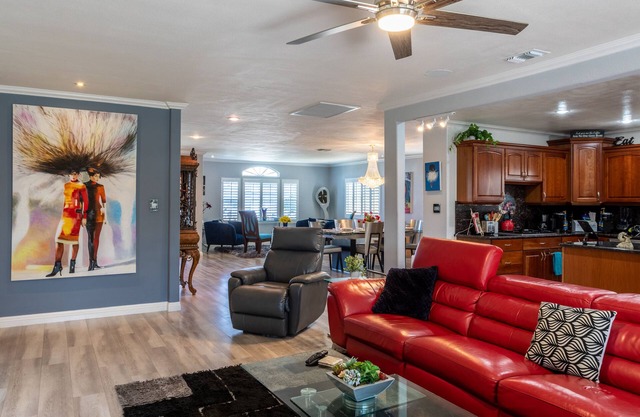 Stunning, Quiet Pvt Luxe Home-Modern Vibe-King Bed, Jacuzzi, Fire Pit, BBQ, More