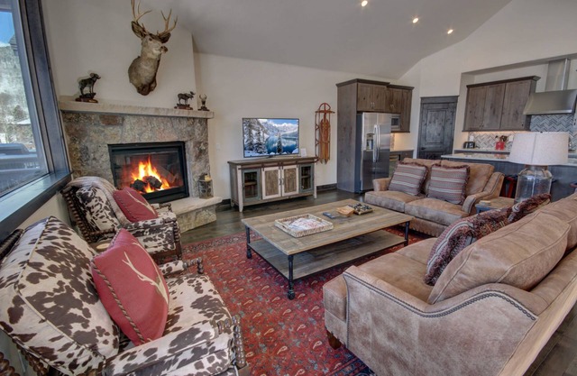 Stunning/River Run Village/Hot Tub/Walk to Slopes