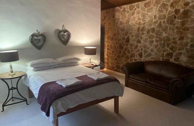 Stunning secure bachelor's flat.