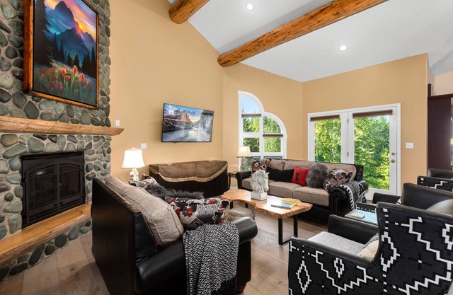Stunning, Spacious & Private Home on 20 Acres, mins to Glacier Park & Whitefish