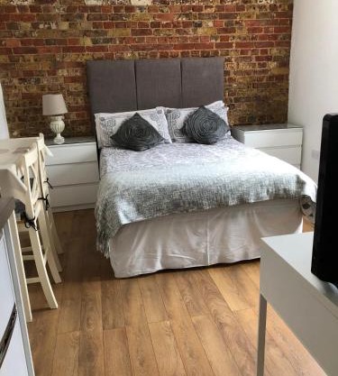 Stunning Studio1, Banstead with free off st parking