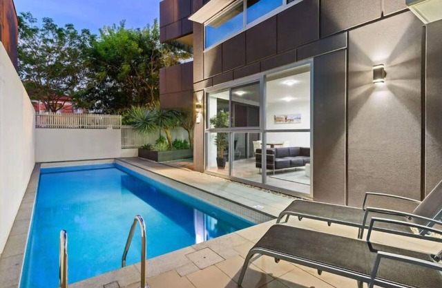 Stunning Sunsets Over Brisbane CBD w/Pool