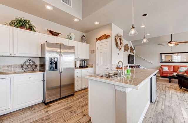 Stunning sunsets, PET FRIENDLY, peaceful and cozy on a quiet cul-de-sac!