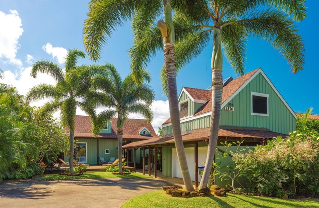 Stunning Tri-level Villa - Outdoor Lava Rock Shower w/Lanai