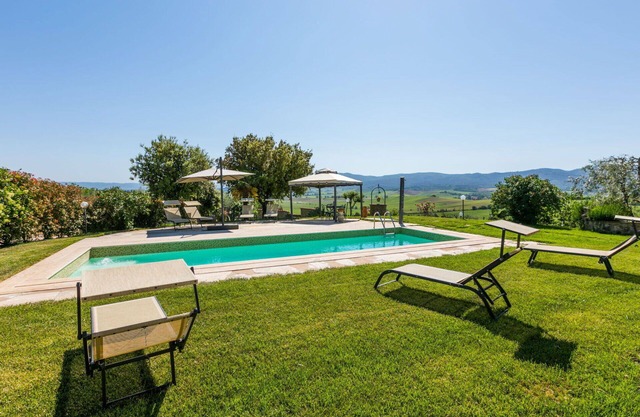 Stunning villa for 10 guests with private pool, WIFI, TV, patio, panoramic view and parking