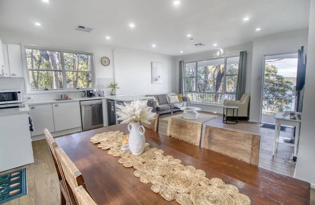 Stunning View Over Lake Macquarie : Lakeside House