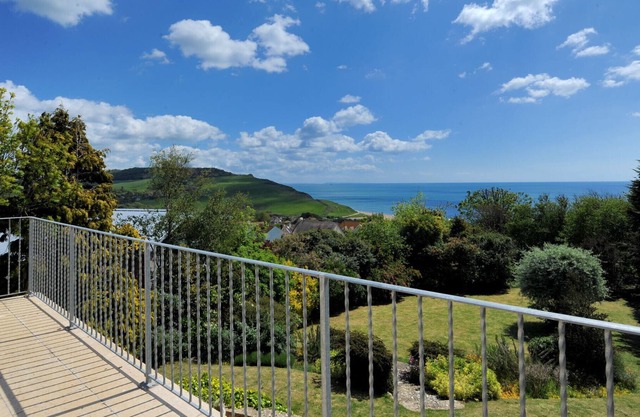STUNNING VIEW, pet friendly, country holiday cottage in Charmouth