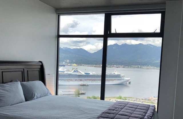 Stunning Views, Gastown, 2bedrm 2bath, 1 Free Parking
