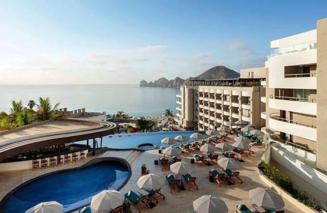 Stunning Views of Coastline! Beachfront, Swimming Pools, Spa, Free Parking!