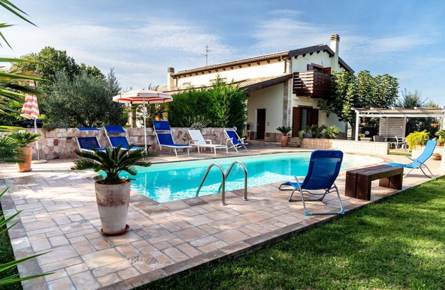 Stunning villa for 5 people with A/C, pool, WIFI, TV and patio
