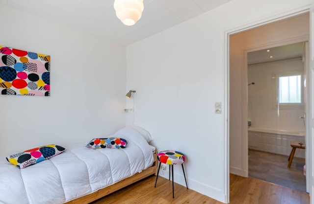 Stunning villa for 6 guests with WIFI, TV, balcony, pets allowed and parking