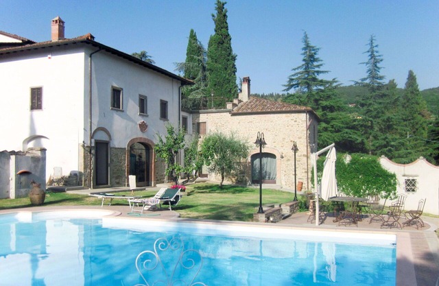 Stunning villa for 2 guests with pool, TV and patio