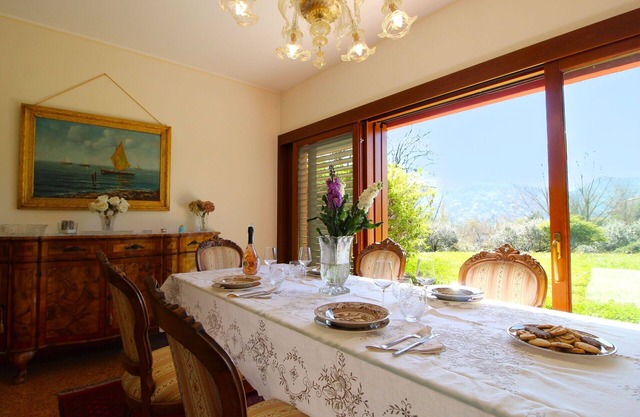 Stunning villa for 4 guests with WIFI, hot tub, pool, TV, patio, pets allowed and parking