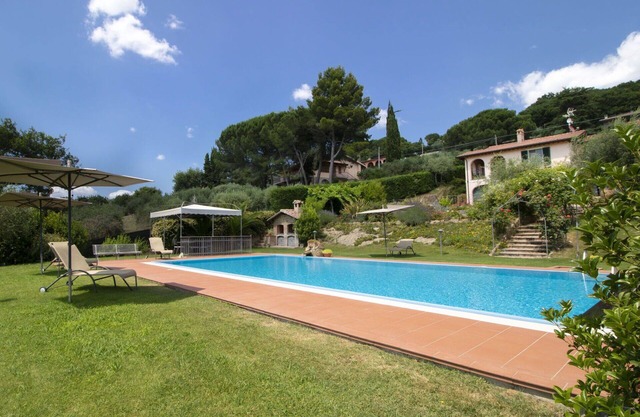 Stunning villa for 4 guests with WIFI, private pool, A/C, hot tub, TV and patio