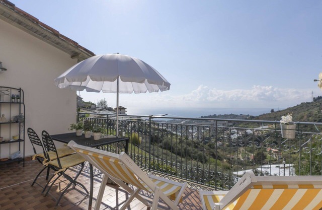 Stunning villa for 4 people with WIFI, A/C, patio, pets allowed and parking