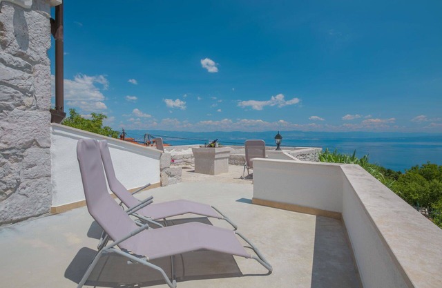 Stunning villa for 6 guests with WIFI, A/C, TV, terrace, pets allowed and parking
