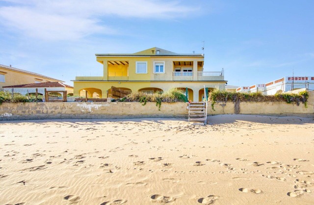 Stunning villa for 8 guests with WIFI, TV, patio, pets allowed and parking