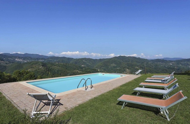 Stunning villa for 8 guests with private pool, WIFI, TV, veranda and panoramic view, close to L.