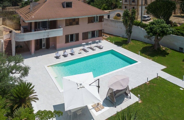 Stunning villa for 8 people with A/C, WIFI, private pool, hot tub, TV, terrace and parking