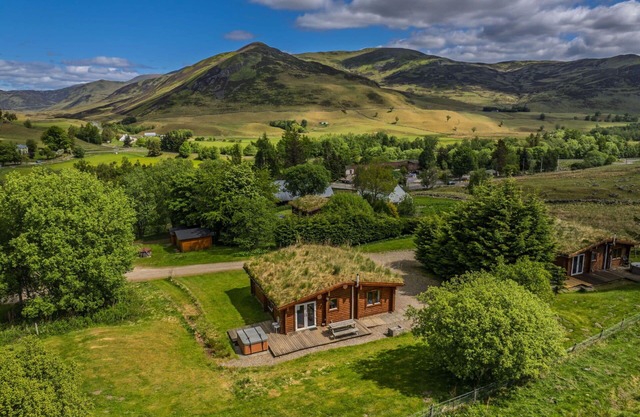 Stunning villa for 4 guests with WIFI, hot tub
