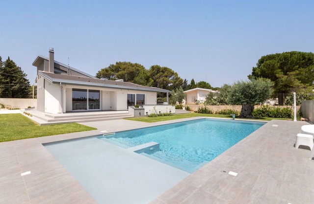 Stunning villa for 4 guests with private pool, A/C, WIFI, TV and parking
