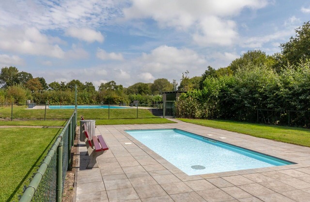 Stunning villa for 4 guests with pool, WIFI, TV, terrace, pets allowed and parking