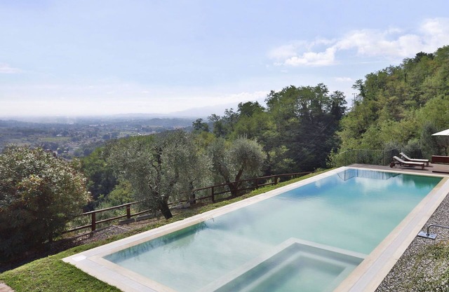 Stunning villa with A/C, WIFI, private pool, TV, patio, panoramic view and parking, close to Lu.