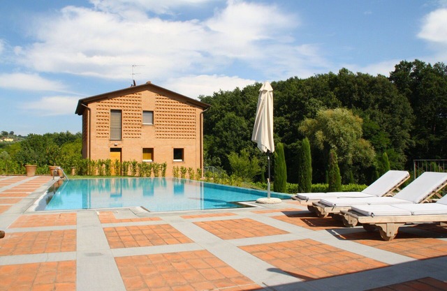 Stunning villa with private pool, WIFI, TV, patio, pets allowed and panoramic view, close to Lu.