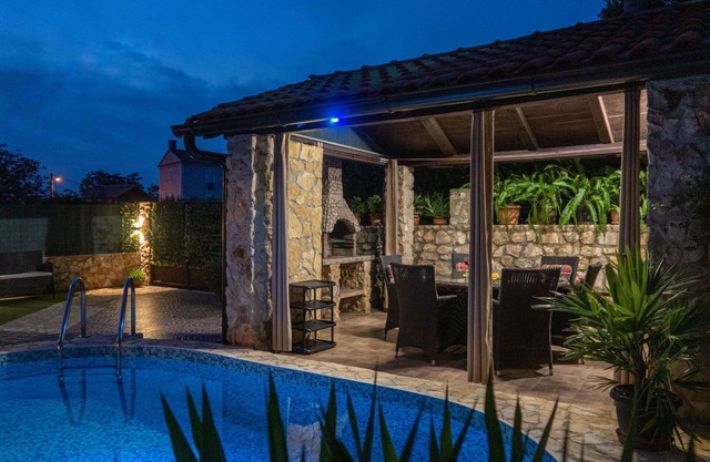 Stunning villa with private pool, hot tub, WIFI, A/C, TV, terrace, pets allowed and parking