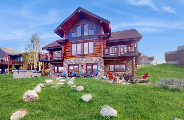 Stunning waterfront home w/beautiful mountain views, private hot tub
